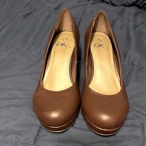 It’s OK 3” wedges. Size 7